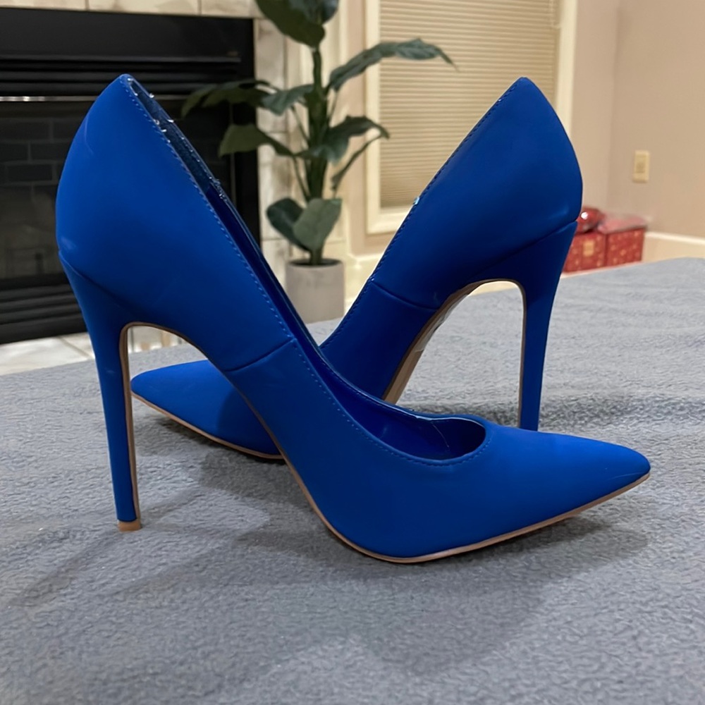 Blue heel size 9 never worn From Miss Lola